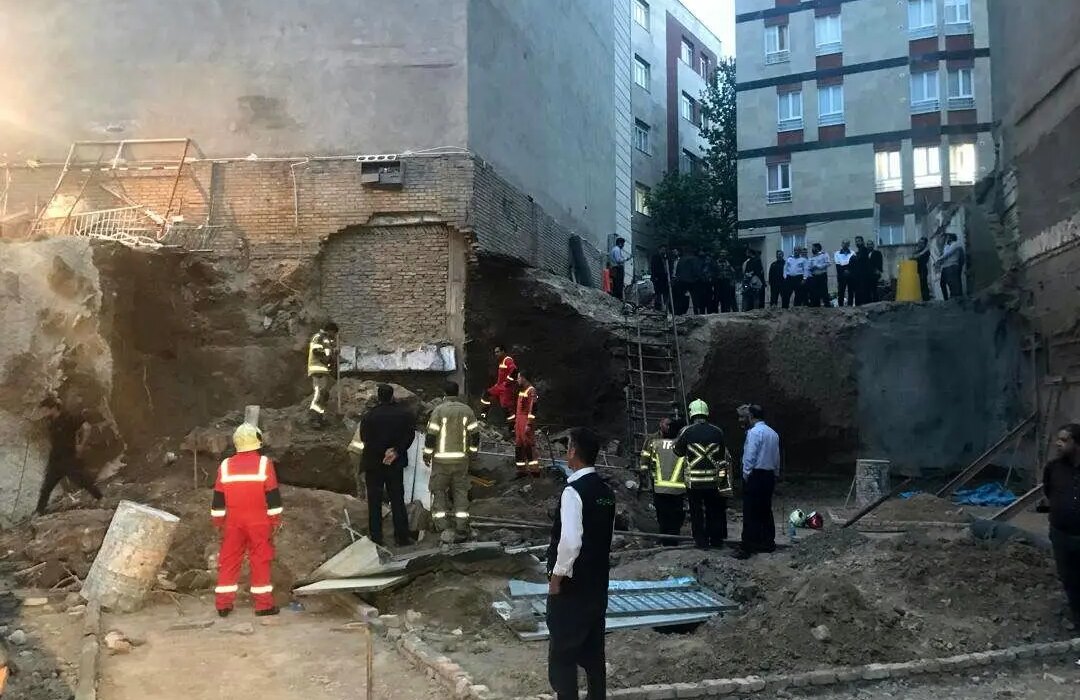 فوت یک کارگر در پی ریزش آوار در یک زمین گودبرداری شده در خیابان قزوین