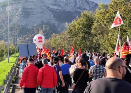 حمایت «WFTU» از مبارزه کارگران پتروشیمی‌های فرانسه